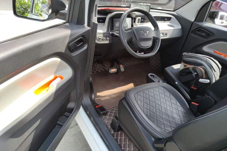 Used Wuling Hongguang MINIEV 2021 Macaron Sandwich Model 120 km Lithium NMC Driver Seat