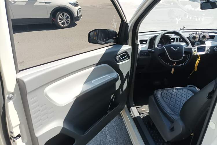 Used Wuling Hongguang MINIEV 2021 Macaron Sandwich Model 120 km Lithium NMC Driver Seat
