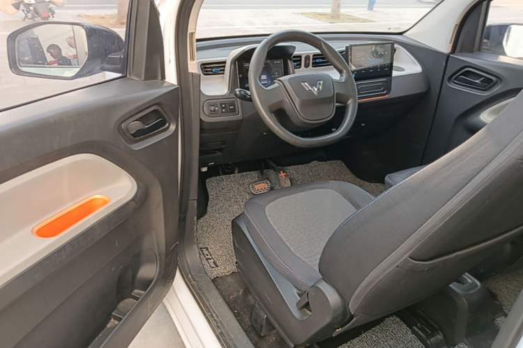 Used Wuling Hongguang MINIEV 2021 Macaron Fashion Model Lithium Iron Phosphate Driver Seat