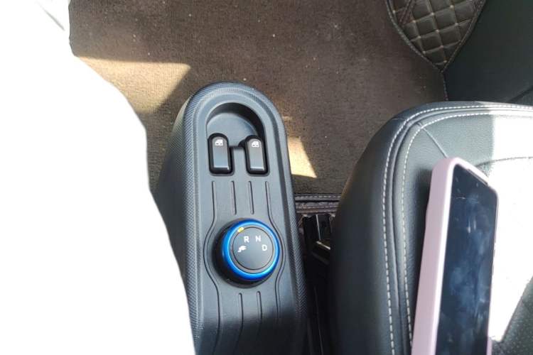 Used Wuling Hongguang MINIEV 2021 Macaron Sandwich Model 120 km Lithium NMC Gear Lever