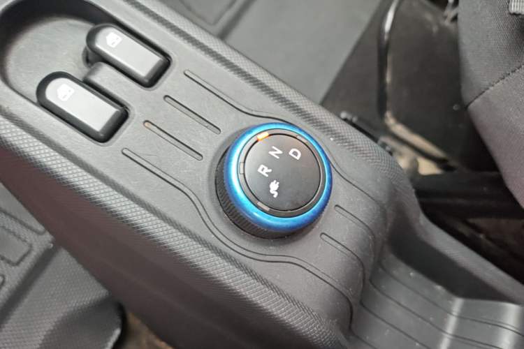 Used Wuling Hongguang MINIEV 2021 Macaron Fashion Edition Lithium-Ion Battery Gear Lever