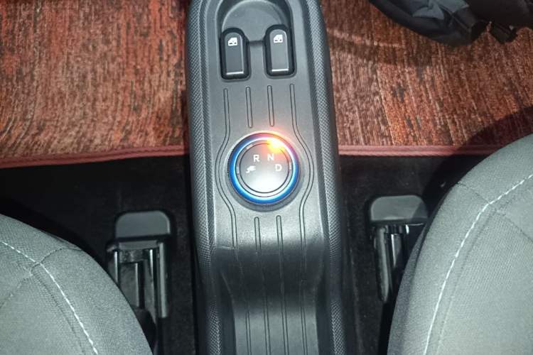 Used Wuling Hongguang MINIEV 2021 Macaron Fashion Model Lithium Iron Phosphate Gear Lever