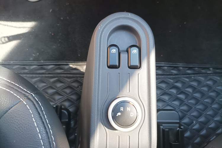 Used Wuling Hongguang MINIEV 2021 Macaron Sandwich Model 120 km Lithium NMC Gear Lever