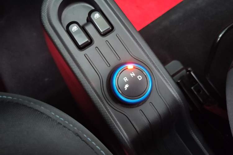 Used Wuling Hongguang MINIEV 2021 Macaron Fashion Model Lithium Iron Phosphate Gear Lever