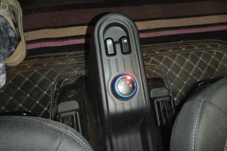 Used Wuling Hongguang MINIEV 2021 Macaron Fashion Edition Lithium-Ion Battery Gear Lever