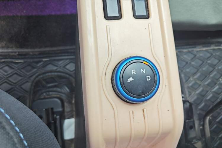 Used Wuling Hongguang MINIEV 2021 Macaron Fashion Edition Lithium-Ion Battery Gear Lever