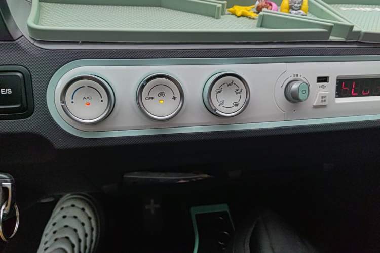 Used Wuling Hongguang MINIEV 2021 Macaron Fashion Edition Lithium-Ion Battery Gear Lever