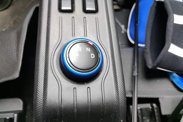 Used Wuling Hongguang MINIEV 2021 Macaron Fashion Edition Lithium-Ion Battery Gear Lever