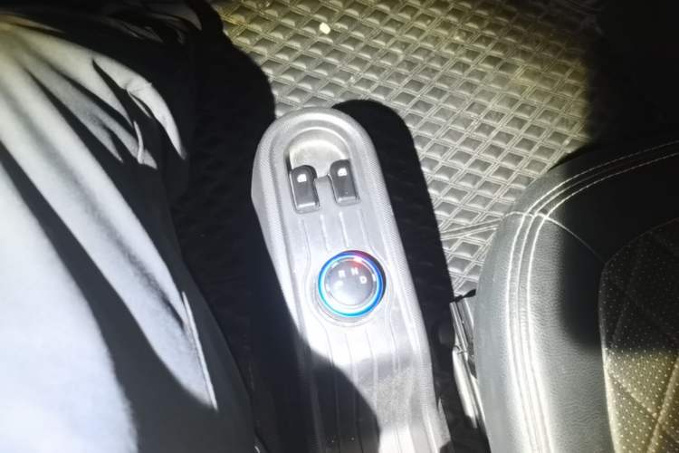 Used Wuling Hongguang MINIEV 2021 Macaron Fashion Model Lithium Iron Phosphate Gear Lever
