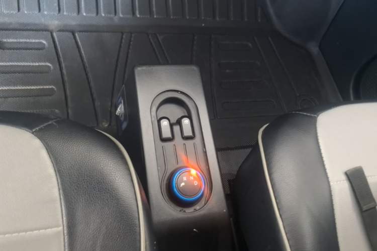 Used Wuling Hongguang MINIEV 2021 Macaron Fashion Model Lithium Iron Phosphate Gear Lever