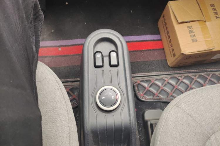 Used Wuling Hongguang MINIEV 2021 Macaron Fashion Edition Lithium-Ion Battery Gear Lever