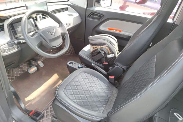 Used Wuling Hongguang MINIEV 2021 Macaron Sandwich Model 120 km Lithium NMC Left Front Seat