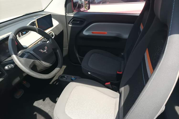 Used Wuling Hongguang MINIEV 2021 Macaron Sandwich Model 170 km Lithium Iron Phosphate Left Front Seat