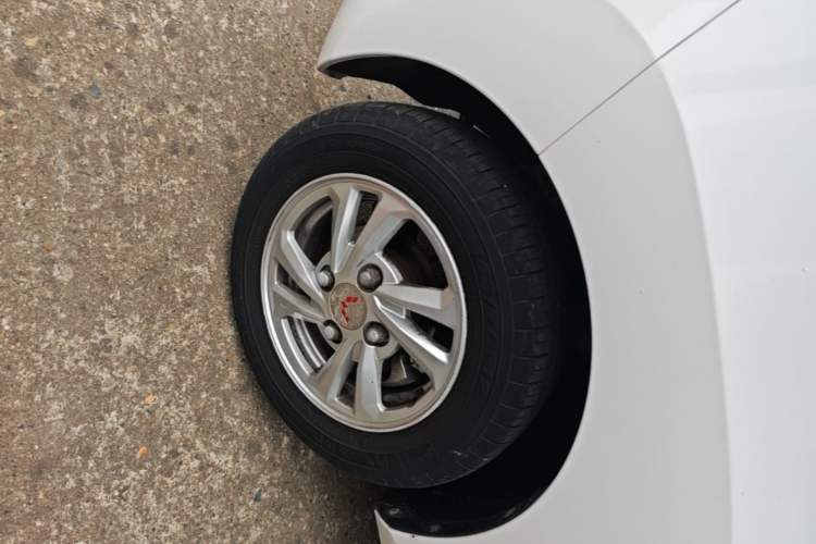 Used Wuling Hongguang MINIEV 2021 Macaron Fashion Edition Lithium-Ion Battery Left Front Wheel Hub