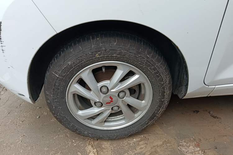 Used Wuling Hongguang MINIEV 2021 Macaron Fashion Edition Lithium-Ion Battery Left Front Wheel Hub