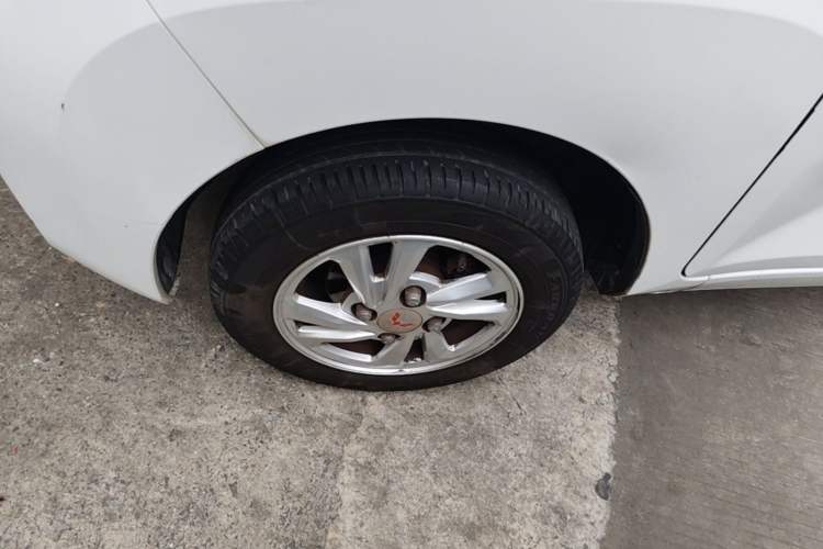 Used Wuling Hongguang MINIEV 2021 Macaron Fashion Model Lithium Iron Phosphate Left Front Wheel Hub