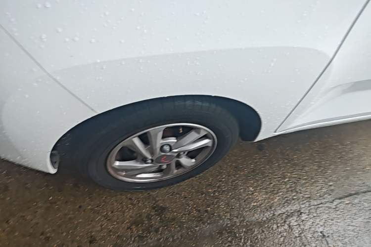 Used Wuling Hongguang MINIEV 2021 Macaron Fashion Edition Lithium-Ion Battery Left Front Wheel Hub