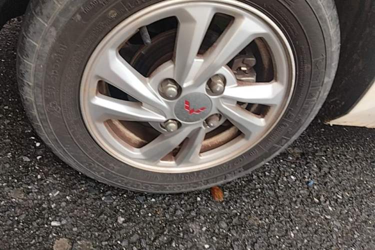 Used Wuling Hongguang MINIEV 2021 Macaron Fashion Model Lithium Iron Phosphate Left Front Wheel Hub