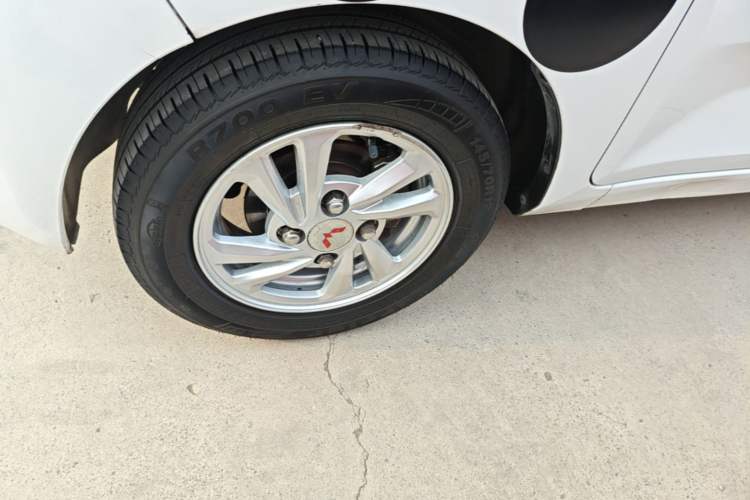 Used Wuling Hongguang MINIEV 2021 Macaron Fashion Model Lithium Iron Phosphate Left Front Wheel Hub
