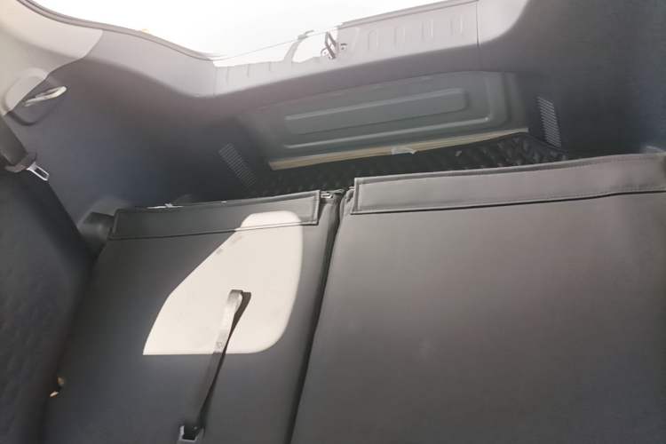Used Wuling Hongguang MINIEV 2021 Macaron Sandwich Model 120 km Lithium NMC Left Rear Seat