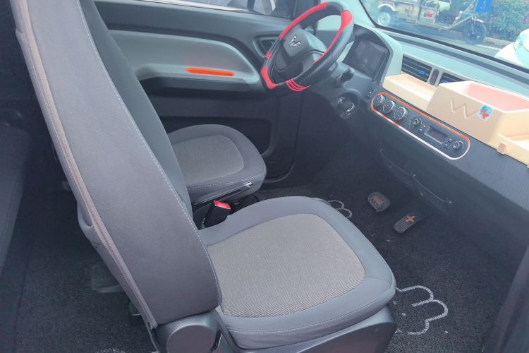 Used Wuling Hongguang MINIEV 2021 Macaron Sandwich Model 120 km Lithium Iron Phosphate Right Front Seat