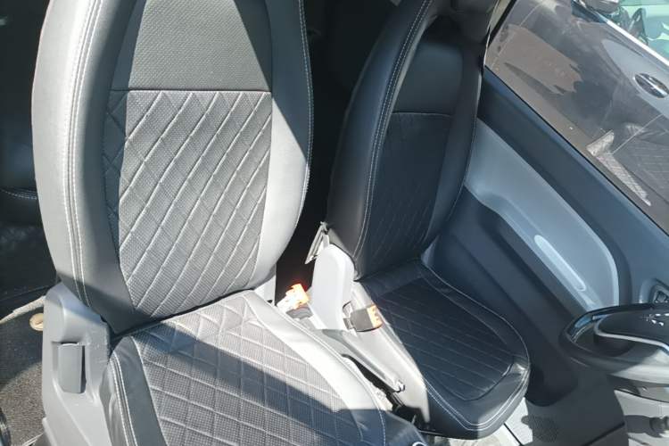 Used Wuling Hongguang MINIEV 2021 Macaron Sandwich Model 120 km Lithium NMC Right Front Seat