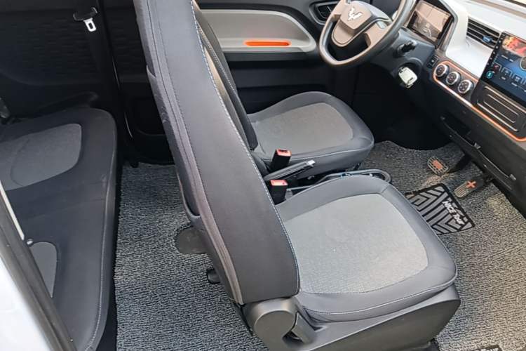 Used Wuling Hongguang MINIEV 2021 Macaron Fashion Model Lithium Iron Phosphate Right Front Seat