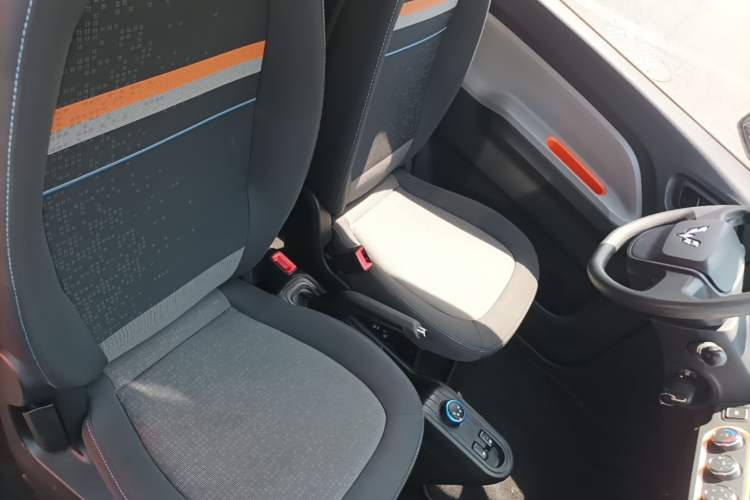 Used Wuling Hongguang MINIEV 2021 Macaron Sandwich Model 170 km Lithium Iron Phosphate Right Front Seat