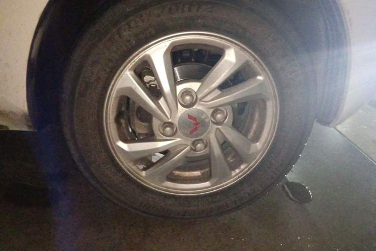 Used Wuling Hongguang MINIEV 2021 Macaron Fashion Model Lithium Iron Phosphate Right Front Wheel Hub
