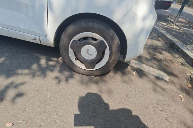 Used Wuling Hongguang MINIEV 2021 Macaron Fashion Edition Lithium-Ion Battery Right Front Wheel Hub