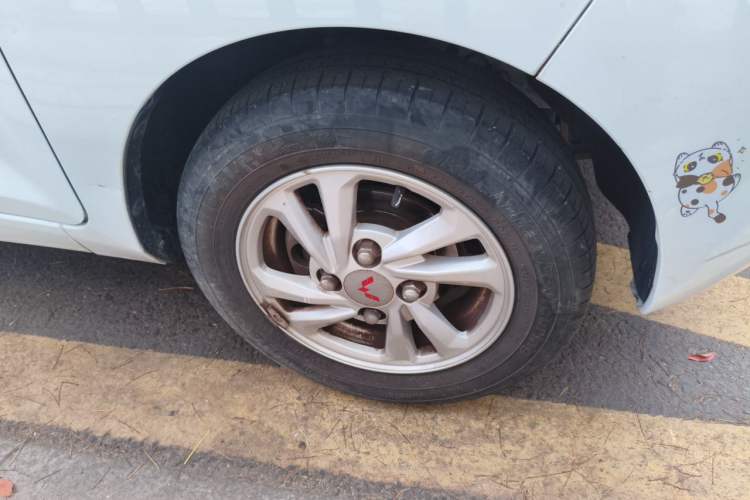 Used Wuling Hongguang MINIEV 2021 Macaron Fashion Edition Lithium-Ion Battery Right Front Wheel Hub