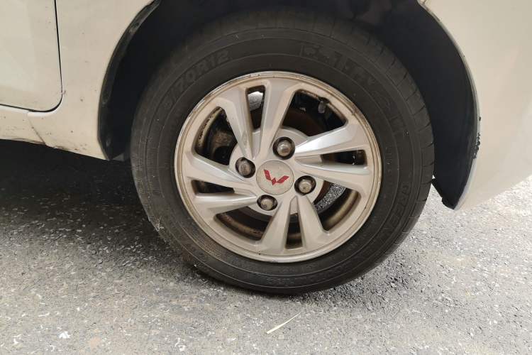 Used Wuling Hongguang MINIEV 2021 Macaron Fashion Edition Lithium-Ion Battery Right Front Wheel Hub