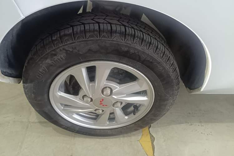 Used Wuling Hongguang MINIEV 2021 Macaron Fashion Model Lithium Iron Phosphate Right Rear Wheel Hub