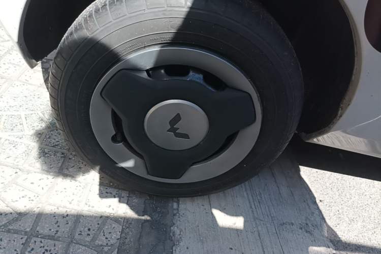 Used Wuling Hongguang MINIEV 2021 Macaron Sandwich Model 120 km Lithium NMC Right Rear Wheel Hub