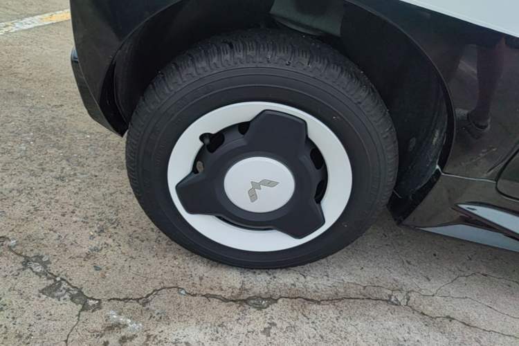Used Wuling Hongguang MINIEV 2021 Macaron Fashion Edition Lithium-Ion Battery Right Rear Wheel Hub