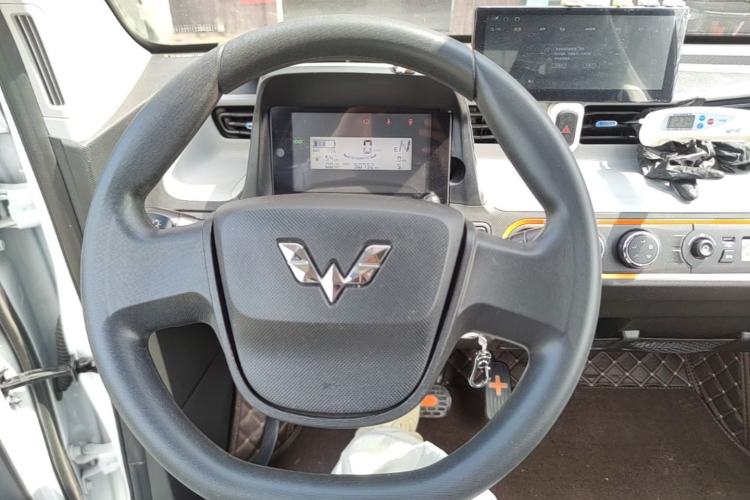 Used Wuling Hongguang MINIEV 2021 Macaron Sandwich Model 120 km Lithium NMC Steering Wheel