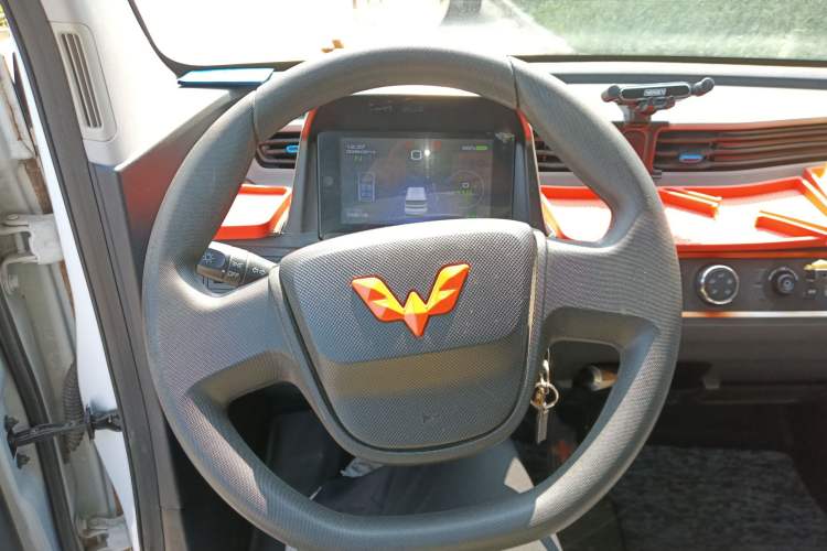 Used Wuling Hongguang MINIEV 2021 Macaron Fashion Model Lithium Iron Phosphate Steering Wheel