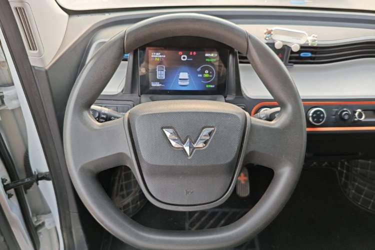 Used Wuling Hongguang MINIEV 2021 Macaron Fashion Model Lithium Iron Phosphate Steering Wheel
