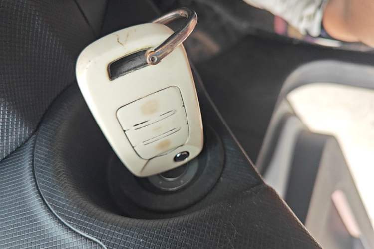 Used Wuling Hongguang MINIEV 2021 Macaron Fashion Edition Lithium-Ion Battery Vehicle Key