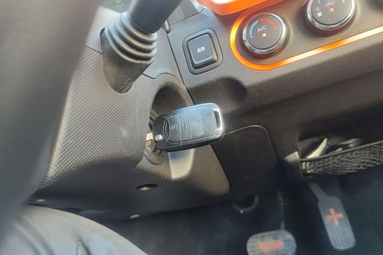 Used Wuling Hongguang MINIEV 2021 Macaron Fashion Edition Lithium-Ion Battery Vehicle Key