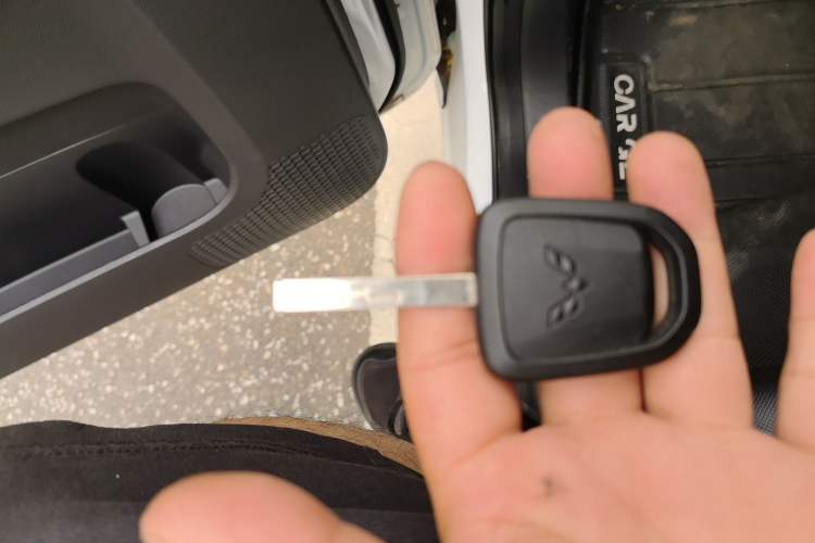 Used Wuling Hongguang MINIEV 2021 Macaron Fashion Edition Lithium-Ion Battery Vehicle Key