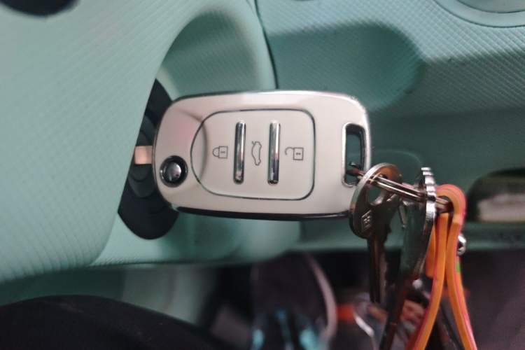 Used Wuling Hongguang MINIEV 2021 Macaron Fashion Edition Lithium-Ion Battery Vehicle Key