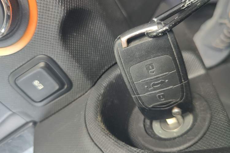 Used Wuling Hongguang MINIEV 2021 Macaron Premium Model – Lithium Iron Phosphate Vehicle Key
