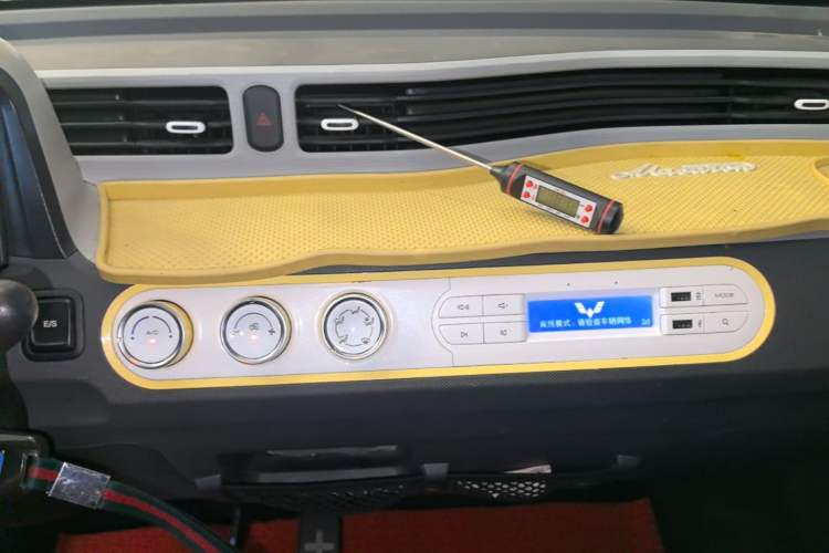 Used Wuling Hongguang MINIEV 2021 Macaron Sandwich Model 170 km Lithium Iron Phosphate Audio And AC Panel