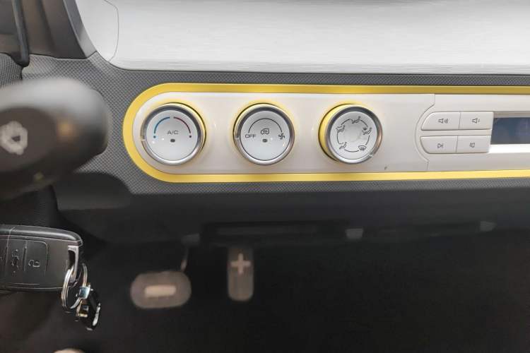 Used Wuling Hongguang MINIEV 2021 Macaron Premium Model – Lithium-NMC Audio And AC Panel