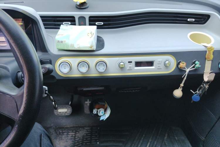 Used Wuling Hongguang MINIEV 2021 Macaron Premium Model – Lithium Iron Phosphate Audio And AC Panel