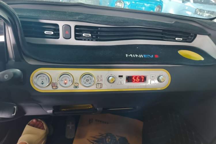 Used Wuling Hongguang MINIEV 2021 Macaron Premium Model – Lithium Iron Phosphate Audio And AC Panel