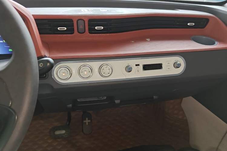 Used Wuling Hongguang MINIEV 2021 Macaron Premium Model – Lithium Iron Phosphate Audio And AC Panel