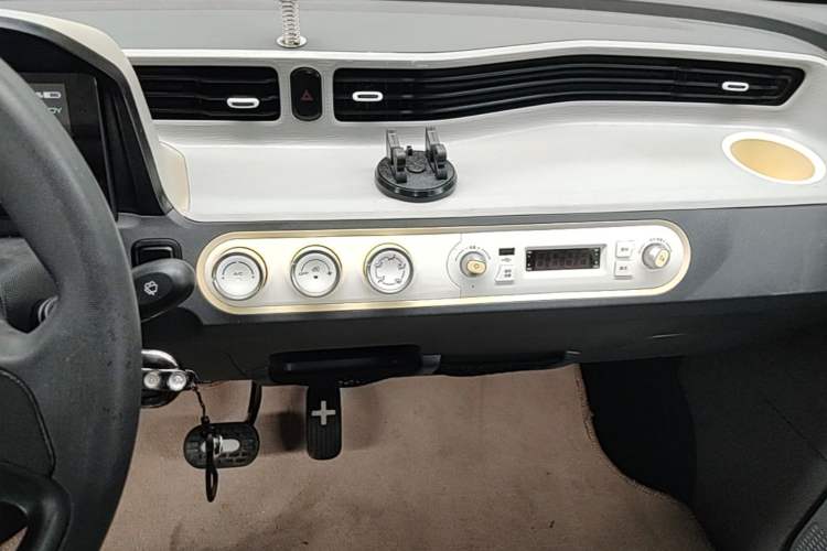 Used Wuling Hongguang MINIEV 2021 Macaron Premium Model – Lithium Iron Phosphate Audio And AC Panel