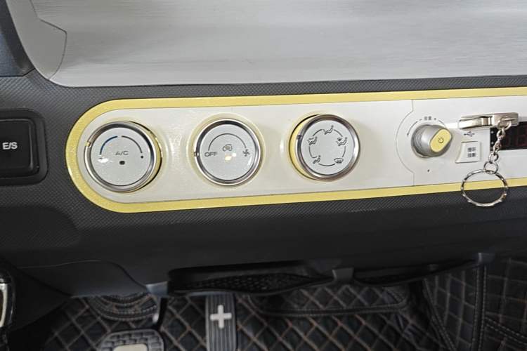 Used Wuling Hongguang MINIEV 2021 Macaron Premium Model – Lithium Iron Phosphate Audio And AC Panel
